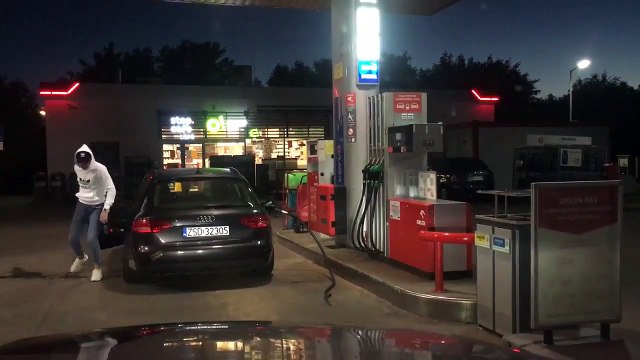Ce conducteur est parti avec un morceau de station essence... oups