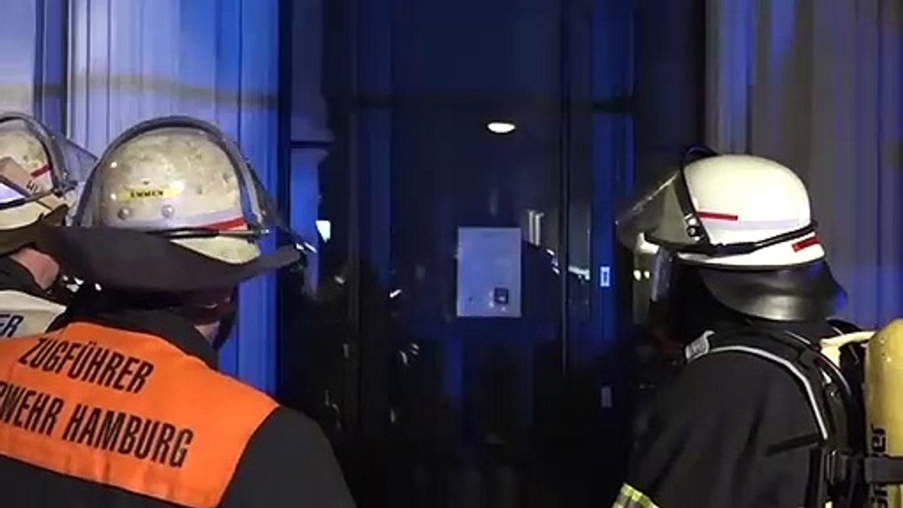 Un pompier enfonce une porte vitrée... qui était ouverte. Oups...