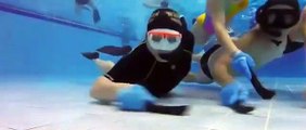 Ils jouent au Hockey.. en sous-marin dans le fond de la piscine !