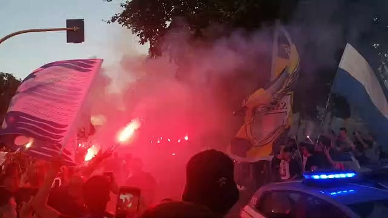 I tifosi a Ponte Milvio caricano la squadra