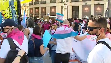 Télécharger la video: Multitudinaria manifestación en Madrid en defensa de los derechos de las personas transexuales