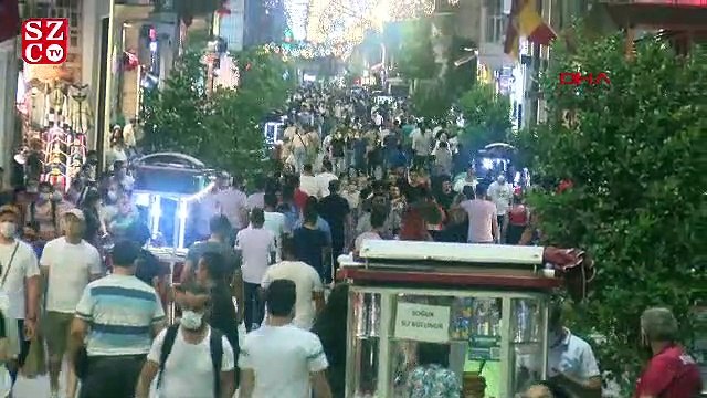 İstiklal Caddesi'nde hafta sonu yoğunluğu