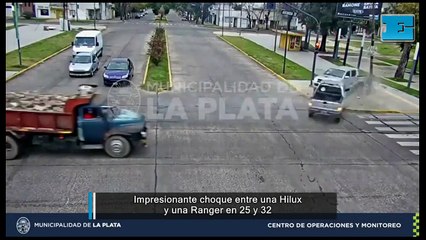 Impresionante choque entre una Ranger y una Hilux en 25 y 32