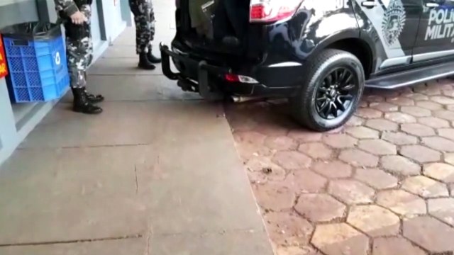 Homens são detidos pelo Pelotão de Choque durante Operação Metrópolis