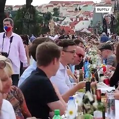 Praga festejó el fin del coronavirus con un gran banquete