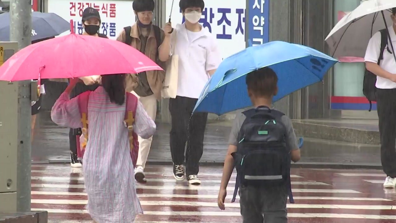 [날씨] 휴일 구름 많고 곳곳 소나기, 제주도 장맛비 / YTN