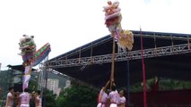 3碟2膊醒狮表演 133K(Human Mobile Stage 133K),醒狮功夫, Lion Dance Kung Fu. 中外周家, 中外周彪, On Stage, 飞越舞台