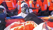 إيطاليا تجري فحوصات طبية للمهاجرين على متن أوشن فايكينغ تمهيداً لاستقبالهم