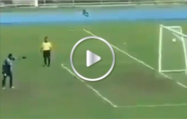¡Portero vencido!. Nunca festejes una parada antes de que el balón se detenga