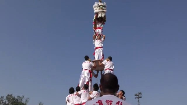 3碟2膊醒狮表演 133M(Human Mobile Stage 133M),醒狮功夫, Lion Dance Kung Fu. 中外周家, 中外周彪, On Stage, 飞越舞台
