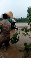 बिजनौर में बारिश से बुरे हाल, पानी में बहा पिकअप वाहन