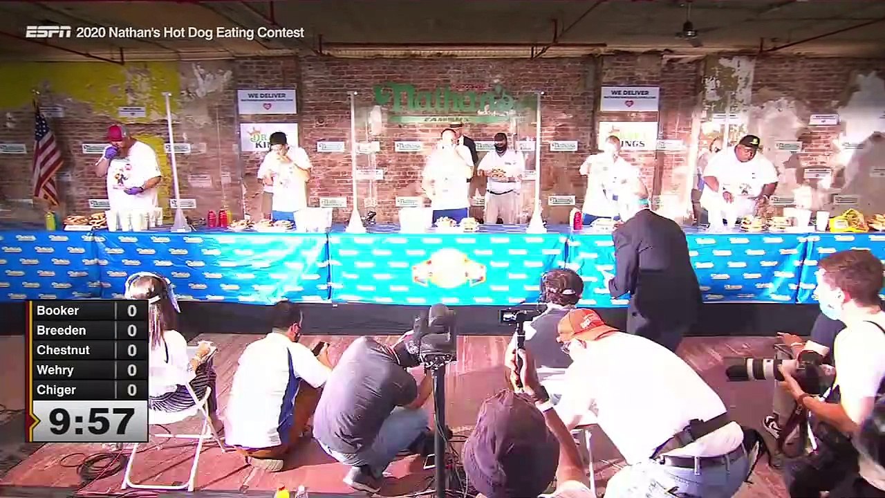 L’Américain de 36 ans Joey Chestnut a de nouveau remporté le traditionnel concours de mangeurs de hot-dogs de la fête nationale des États-Unis