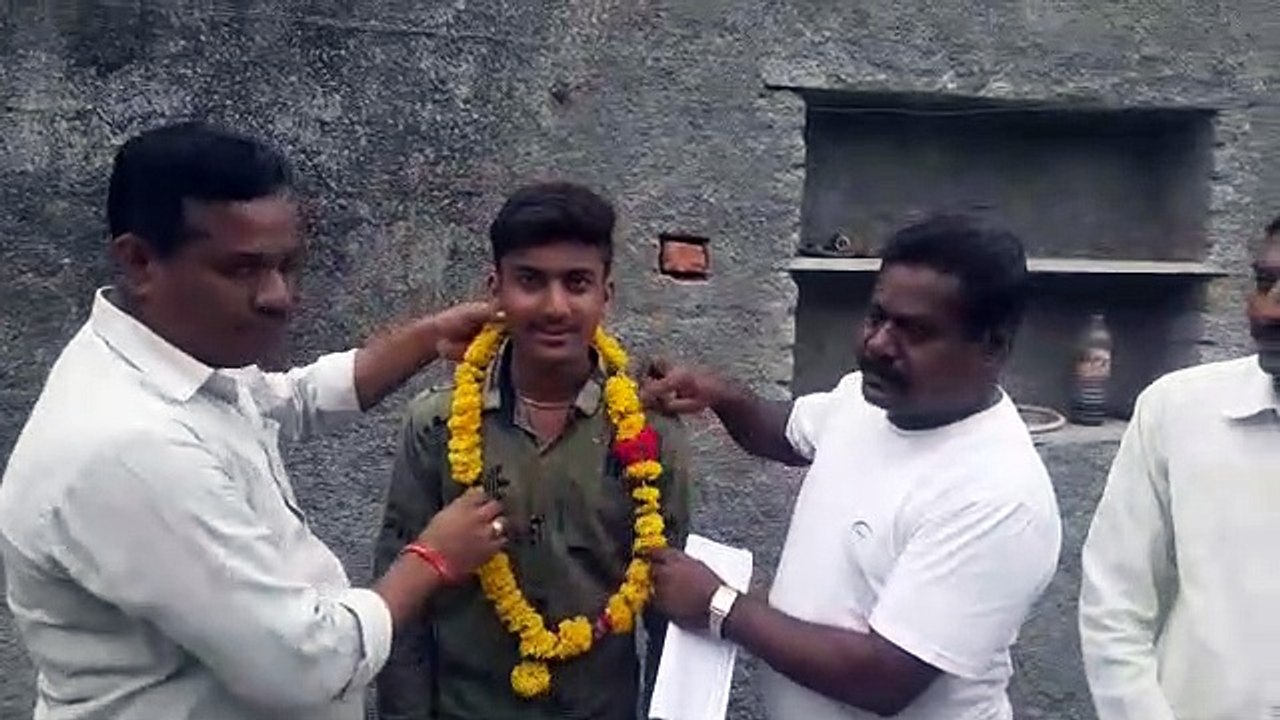 छोटे से गांव में रहने वाले छात्र ने किया कमाल, 10वीं में हासिल किए 300 में से 300 अंक