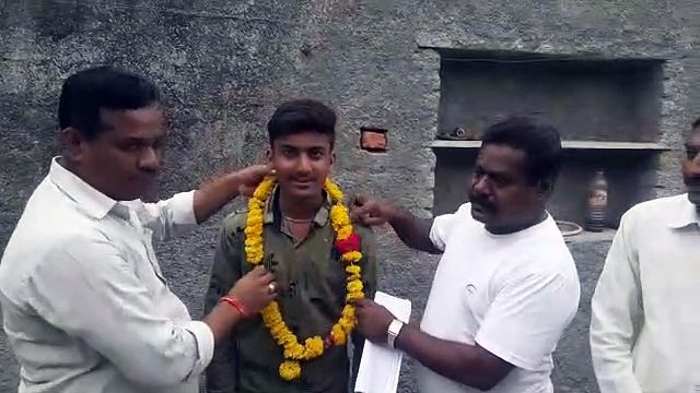 छोटे से गांव में रहने वाले छात्र ने किया कमाल, 10वीं में हासिल किए 300 में से 300 अंक