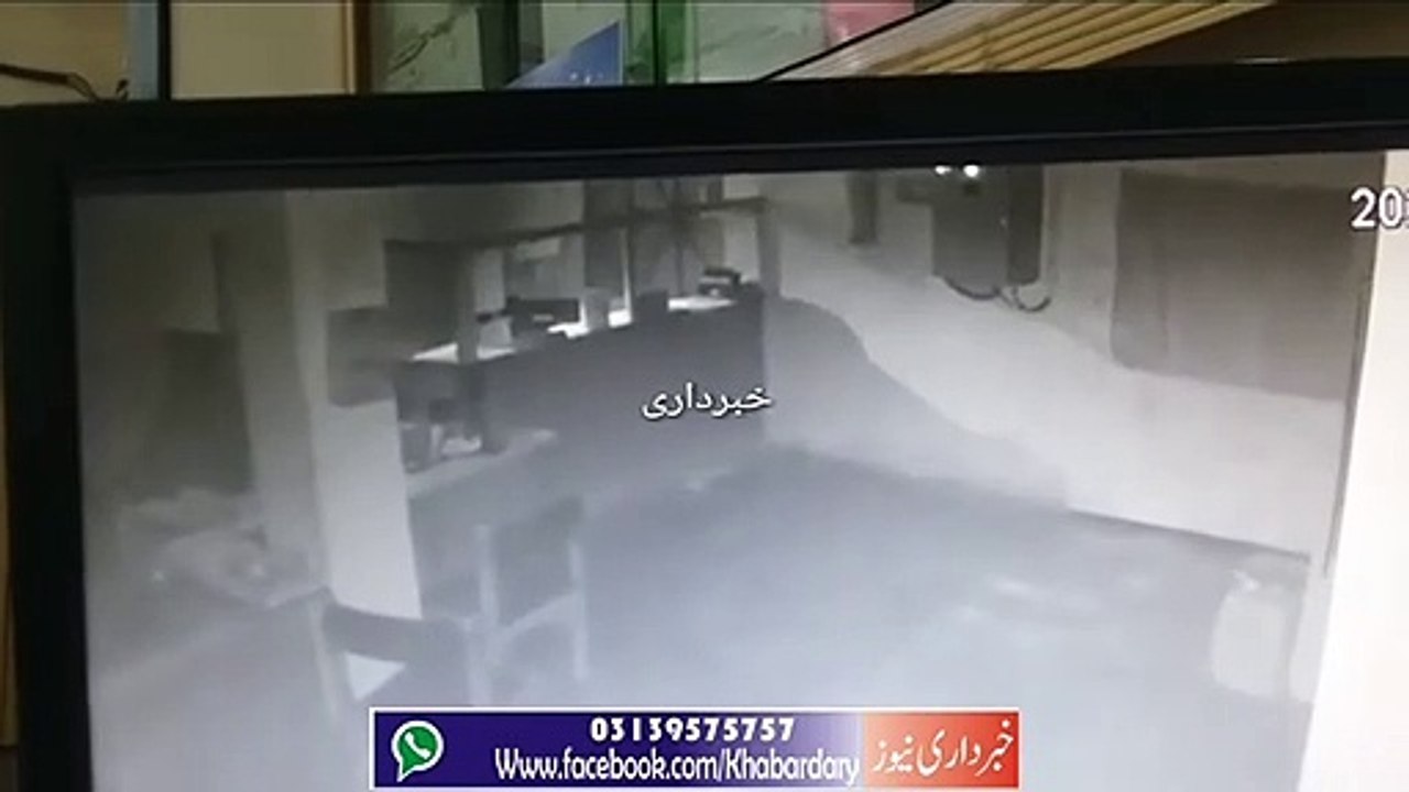 Mardan Katlung ma Chor ka Neji Bank ma Wardat ki CCTV Fotage Maosol Ho Gai.