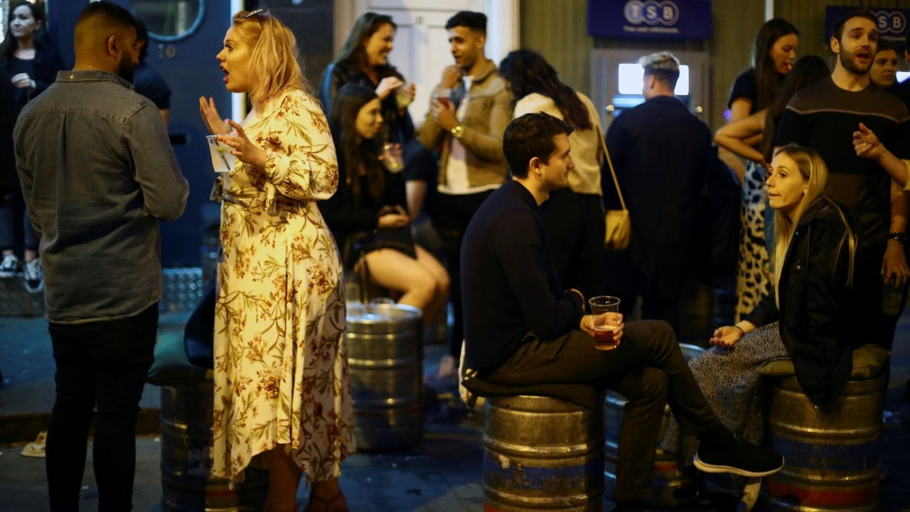 UK eases lockdown: Crowds and queues as hospitality venues open