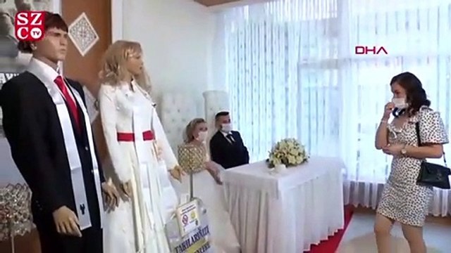 Koronavirüs salgını nedeniyle takılar cansız mankenlere takıldı