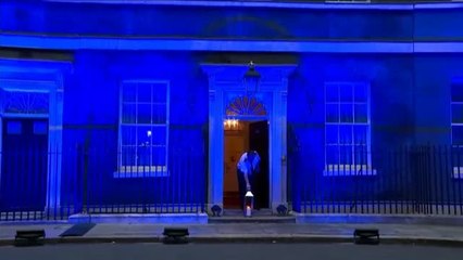 Télécharger la video: Reino Unido homenajea a sus sanitarios con una gran vela en el 10 de Downing Street