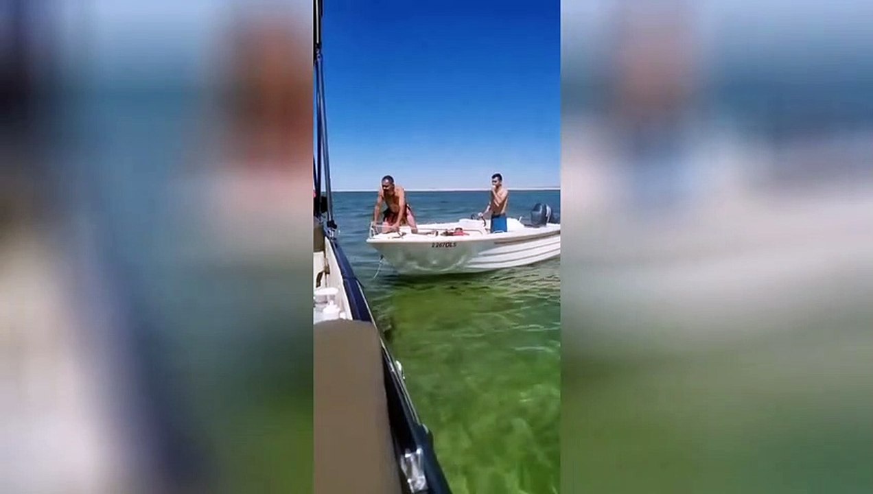Cristina Ferreira 'salva' dois homens nas águas do Algarve