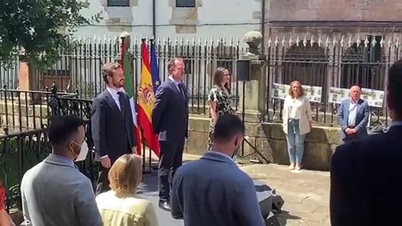 Casado y Arrimadas escuchan el 'Gernikako arbola' en un acto conjunto