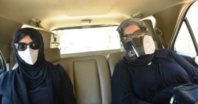 فيديو موجع لبكاء دلال عبد العزيز وميرفت أمين في جنازة رجاء الجداوي