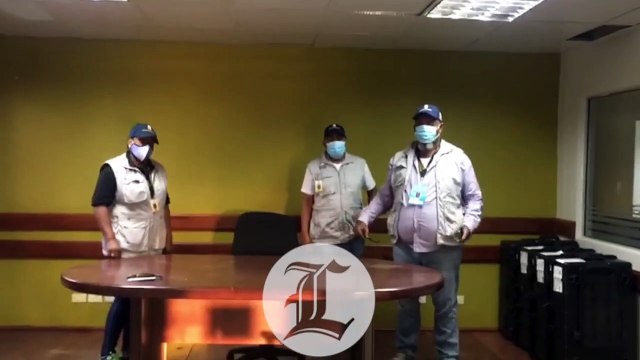 Denuncian dos encapuchados robaron valija al presidente y al secretario de un colegio electoral en Barahona