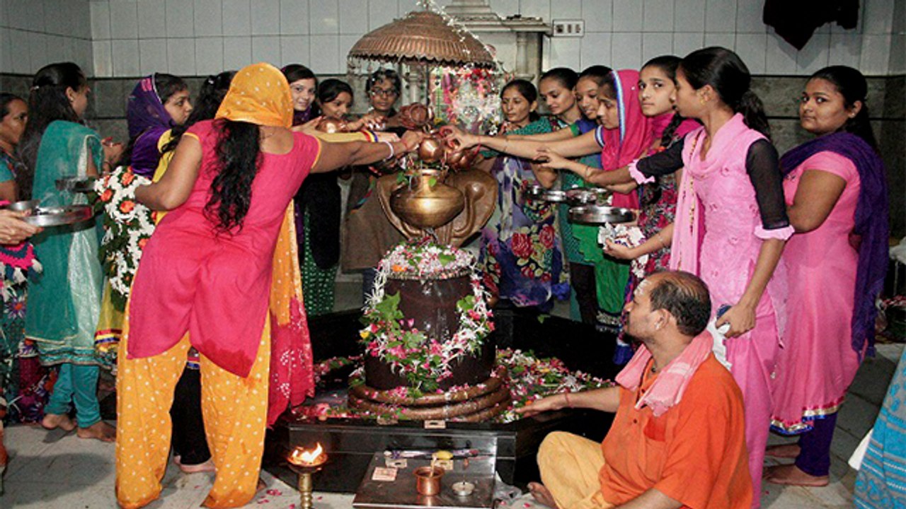 Sawan 2020 : सावन में भूलकर भी न पहने ये रंग, सबकुछ हो जाएगा नष्ट । Boldsky