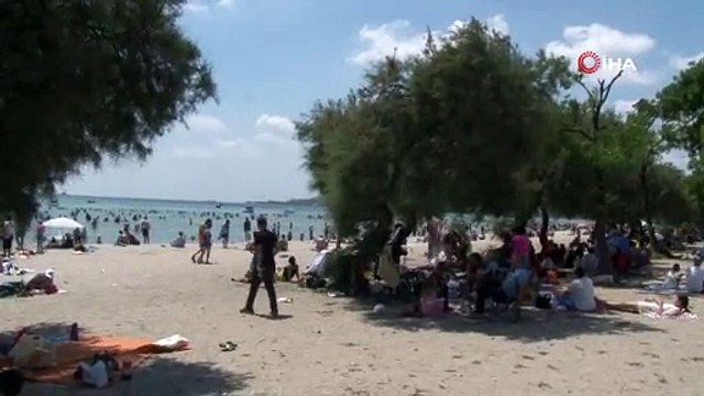 Plajlara akın eden vatandaşlar, sosyal mesafe kuralını hiçe saydı