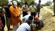 मनरेगा का निरीक्षण के दौरान कृषि मंत्री ने संगम नदी के किनारे लगाए पौधे