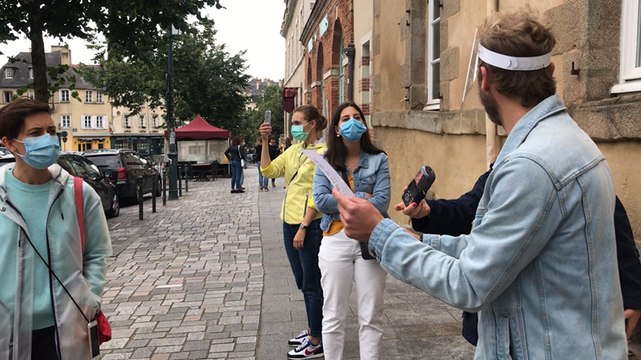 Elvi organise des visites guidées en slam de poésie dans le centre historique