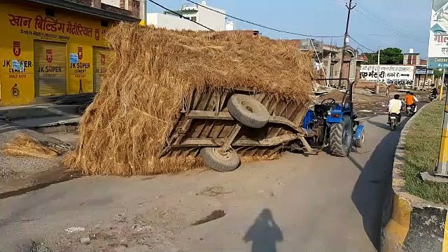 पुराल से भरे ट्रैक्टर ट्राली पलटी, चालक ने कूदकर बचाई जान