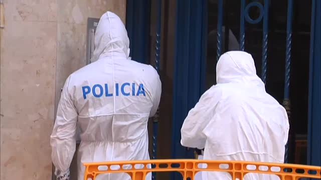 La Policía entrega a los vecinos confinados en un edificio de Albacete las actas que les prohíben salir a la calle