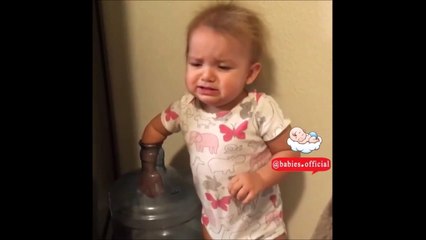 Ce bébé fait une petit blague à ses parents...