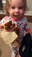 Cette fillette adore le pain... Beaucoup trop