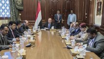 تحت وطأة العصا والجزرة.. الرئيس هادي يبحث من الرياض تشكيل حكومة جديدة