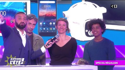 Spécial régalade : Cyril Hanouna couvre une famille de cadeaux