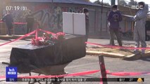 [이 시각 세계] 볼리비아 코로나19 사망자 관으로 거리 막아