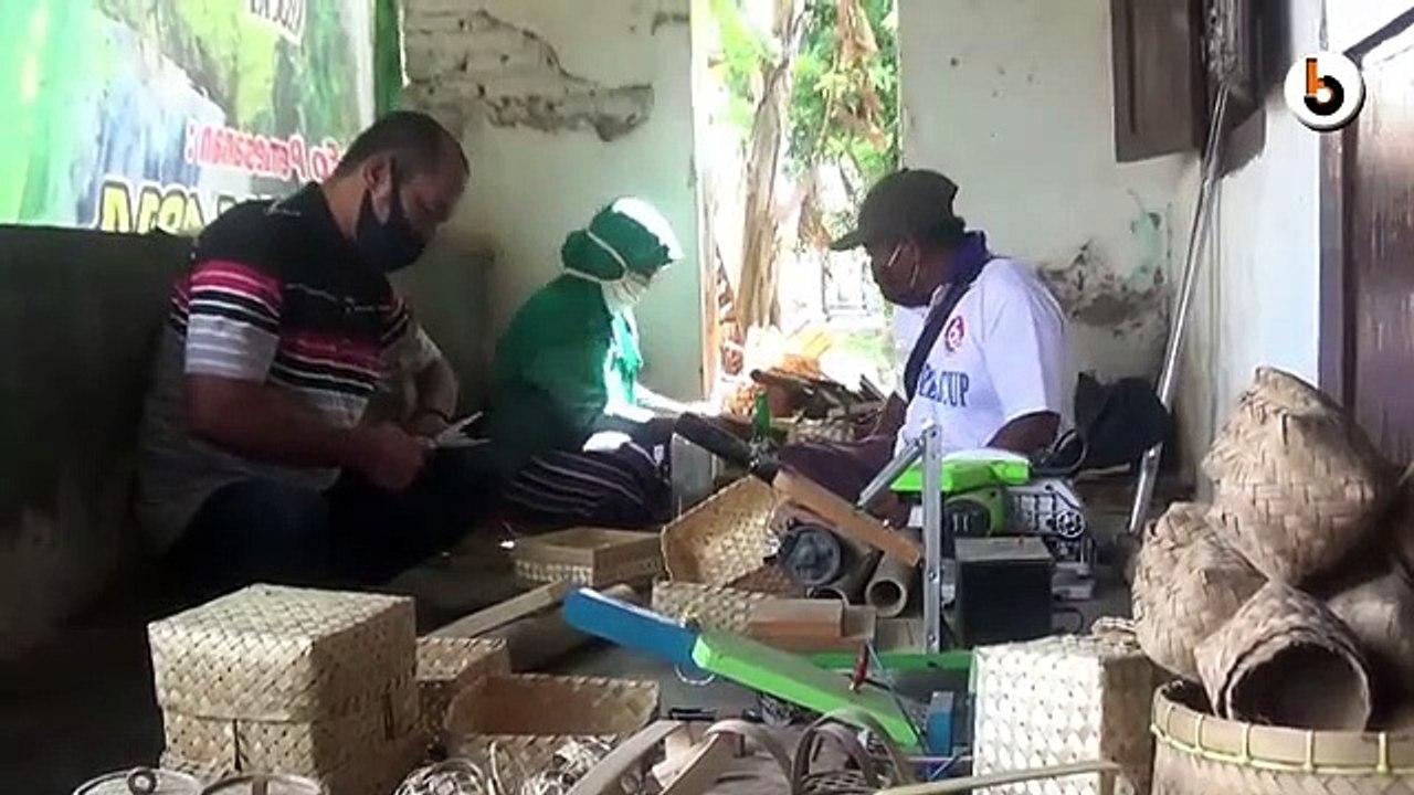 PENYANDANG DISABILITAS TEKUNI KERAJINAN DARI ANYAMAN BAMBU