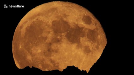 Descargar video: July's 'buck moon' rises over Dent Blanche mountain in Swiss Alps