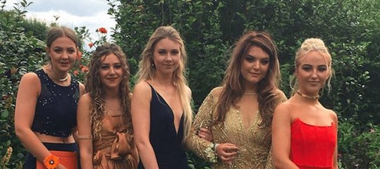 Un détail hilarant se cache sur la photo du bal de promo de ces jeunes filles...