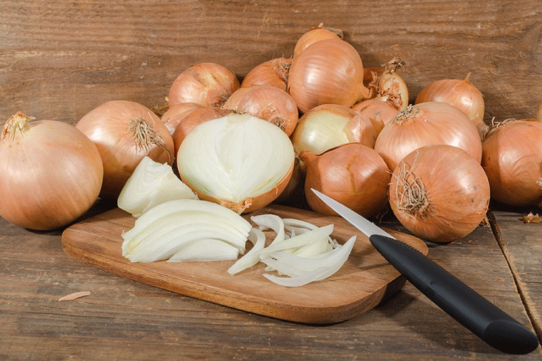 Une astuce radicale pour peler un oignon en 1 seconde