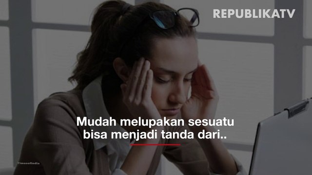 Mahasiswa memperagakan cara kerja purwarupa kursi lipat anti stres.