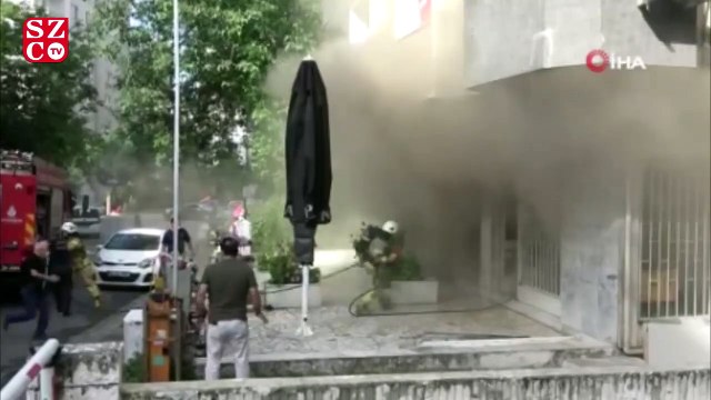 İş yerinde çıkan yangını bahçe hortumu ile söndürmeye çalıştı