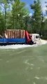 Ce camion avance sans peine sur une route complètement inondée d’eau comme, on croirait voir un bateau !
