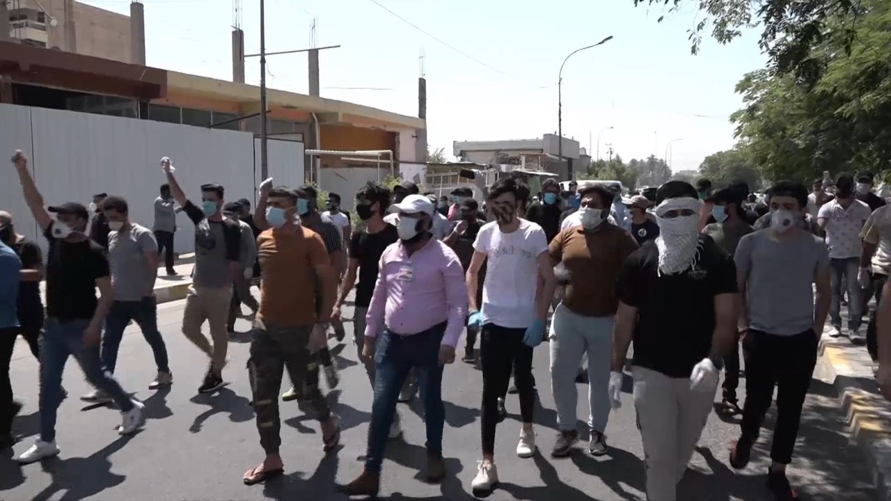 تنديدا برسم مسيء للسيستاني.. عراقيون يتظاهرون قرب السفارة السعودية