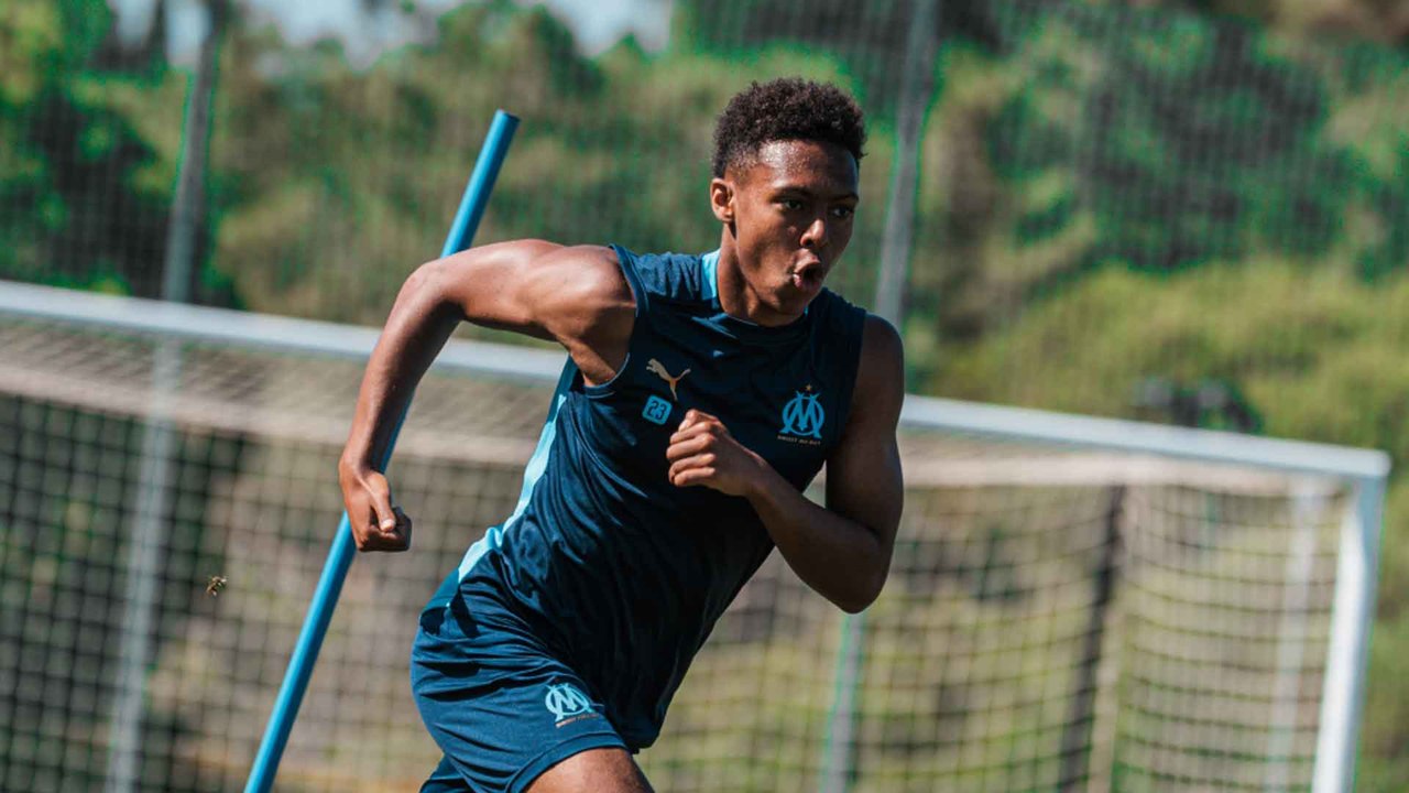 Marley Aké on fire