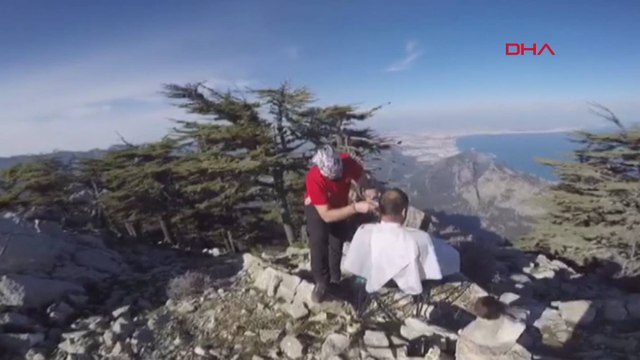 1651 metre yükseklikte saç tıraşı