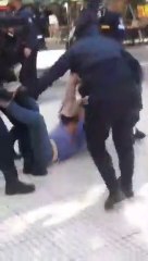 Violenta represión de la policia contra mujeres trabajadoras