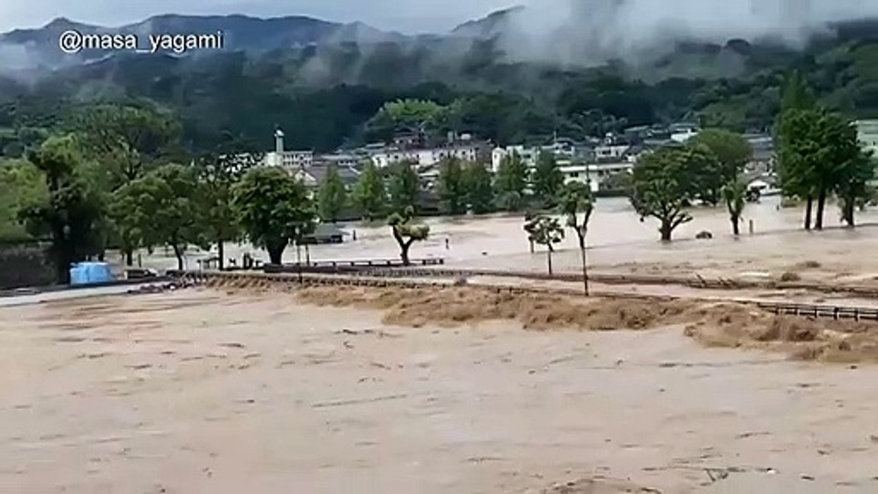 Suche nach Vermissten in Überschwemmungsgebieten in Japan