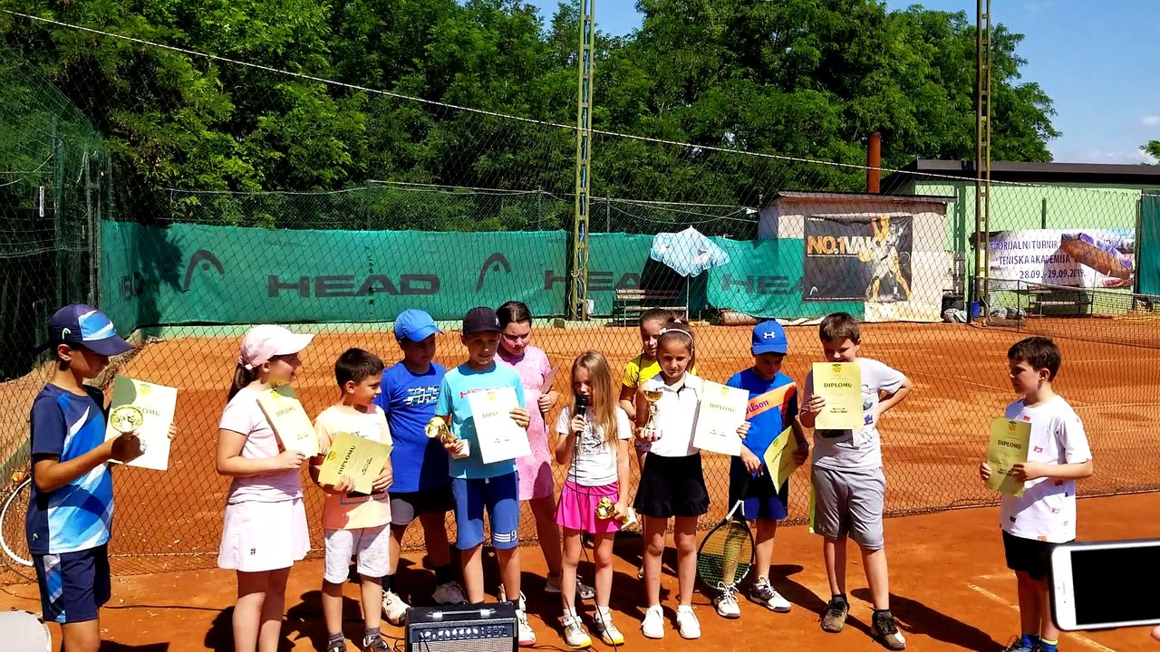 Nikolina Pesić peva himnu Bože pravde u TK TAŽ, Niš, 4.7.2020.